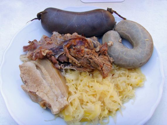 Fränkische Hausmannskost: Blut- und Leberwurst, Kesselfleisch, Schweinebauch und Sauerkraut. Die IDEALE Unterlage für ein Bockbier!